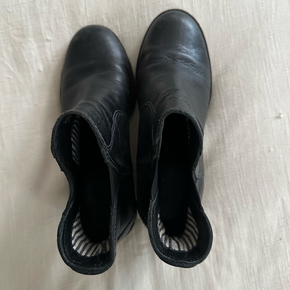 LL Bean Black Leather Slip On Heeled Chelsea Ankle
Boots - Picture 5 of 8